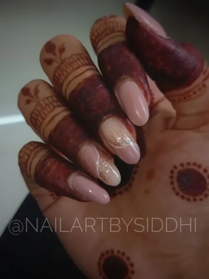 A simple yet incredibly elegant bridal choice. This set features a natural-looking pink base with a subtle glitter accent nail, perfect for the minimalist bride.