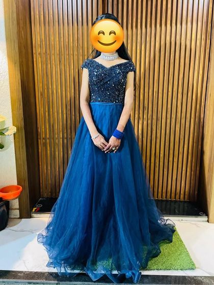 This royal blue gown with a sequined bodice is here to steal the spotlight. A perfect choice for a farewell party or reception.