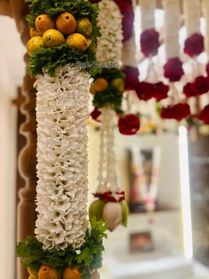 This is another example of a traditional floral pillar, showcasing how to incorporate fruits like lemons for both aesthetic appeal and cultural significance in housewarming decor.