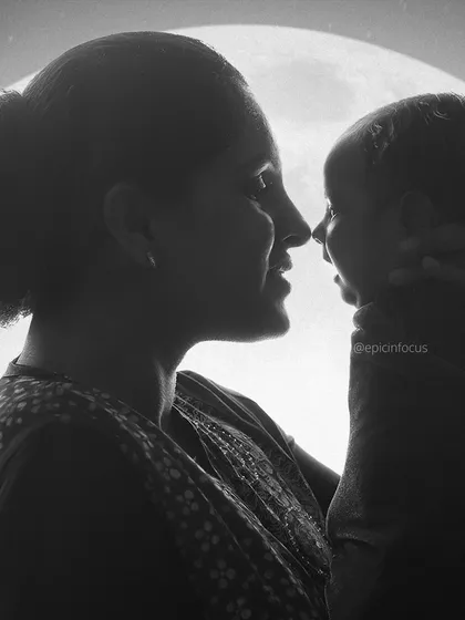 This black and white silhouette captures the timeless, tender connection between a mother and her baby. These artistic portraits focus on emotion and the powerful bond you share, creating a truly classic keepsake.