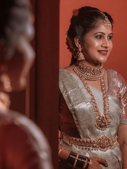 A moment of reflection. Shashikala looks stunning in her complete bridal set, featuring a choker, long haram, and a matching vaddanam.