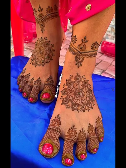 A minimal design for the feet, with a central mandala and delicate patterns on the toes.