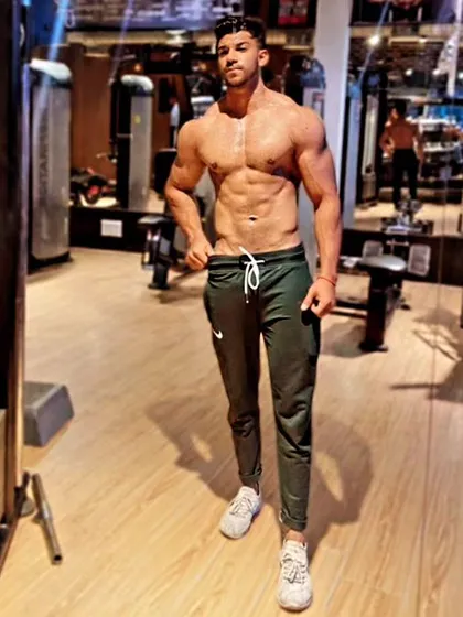 A full body shot in the gym showcasing a lean and muscular physique. This is the aesthetic many of my clients are aiming for.