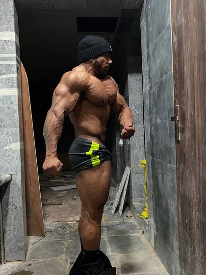 A most muscular pose from the same prep session.