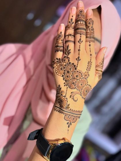 A final shot of this beautiful party henna design.