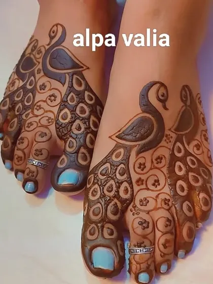A simple yet elegant peacock design for the feet, perfect for celebrating Hariyali Teej.