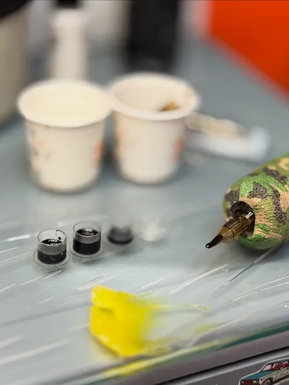 These are the tools I use to tell your story. Here you see the specialized, tested ink for ephemeral tattoos ready in sterile cups, alongside my professional coil machine. Every element is chosen to ensure the process is authentic and the result is a beautiful, commitment-free piece of art that fades naturally over time.