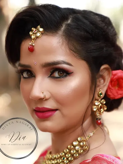 A soft and shimmering look that is absolutely radiant. The sharp winged liner and bright pink lip are balanced by glowing skin, creating a look that is both fresh and glamorous.
