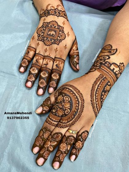 A simple and elegant back-of-hand set. One hand features a circular floral design, while the other has a square frame with an elephant, offering beautiful variety.