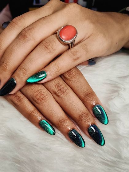 Magnetic, bold, and oh-so-glam. This emerald green cat-eye set is rich and luxurious, perfect for when you want your nails to look like precious jewels.