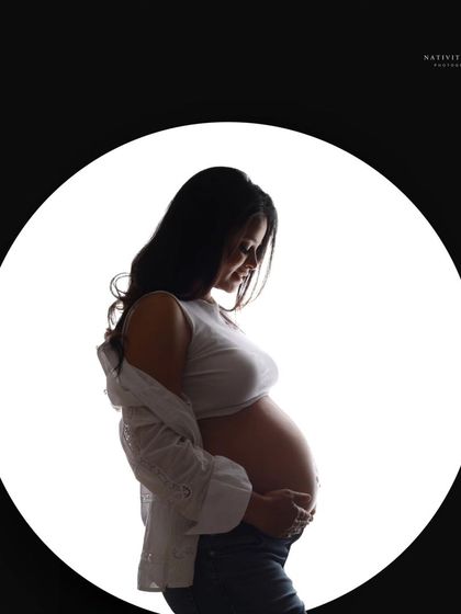 A simple, elegant black and white silhouette of the mother-to-be. This classic shot beautifully captures the profile of her baby bump.