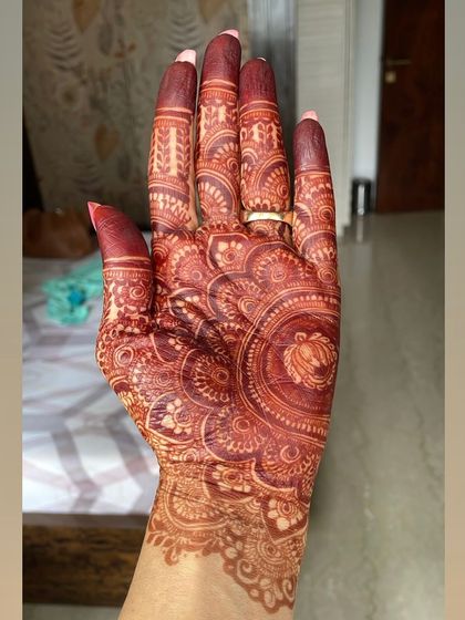 Another example of a fantastic henna stain, achieved with natural paste and good aftercare.