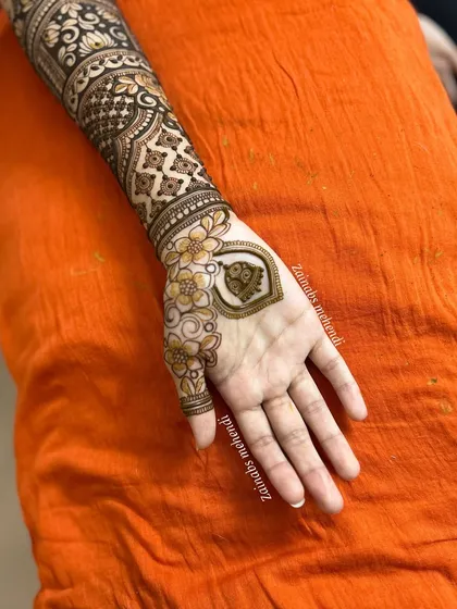 A clear shot of the central motif on Maheen's palm, a beautiful and unique element.