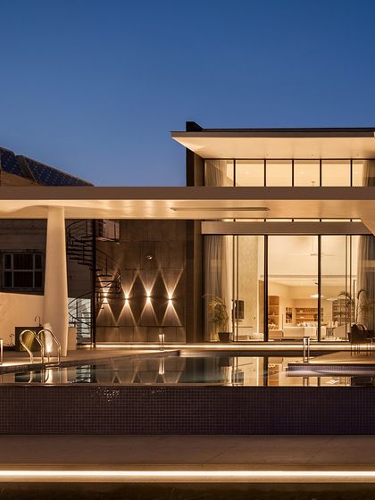 At night, the poolside of the Ananda residence transforms with carefully placed lighting. Wall-mounted fixtures create diamond patterns of light, while strip lighting along the deck edge defines the space. This creates a magical ambiance for evening relaxation or entertainment.