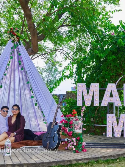 Make a statement with our light-up "Marry Me" sign, a perfect prop for a proposal-themed pre-wedding or engagement shoot.