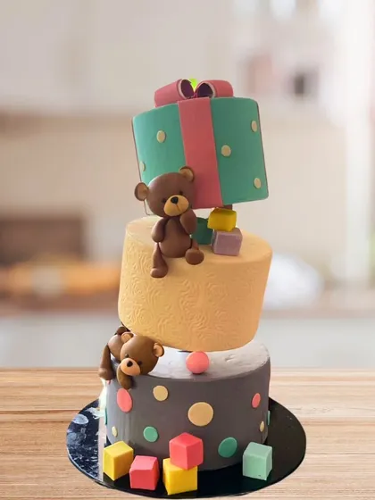 Who says cakes have to be straight? I love a good challenge, and this topsy-turvy cake with adorable, handmade teddy bears is all about playful angles and gravity-defying fun. It’s a whimsical design that adds an extra layer of excitement to any celebration.