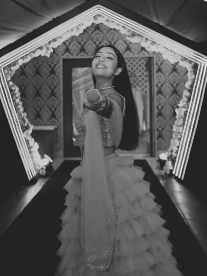 Hasooo, hasaooo aur hasneee dooo. My mantra is to spread laughter and joy, and this picture captures that perfectly.