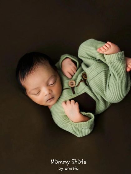 A beautifully composed shot of a newborn in a heart-shaped pose, demonstrating advanced posing techniques.