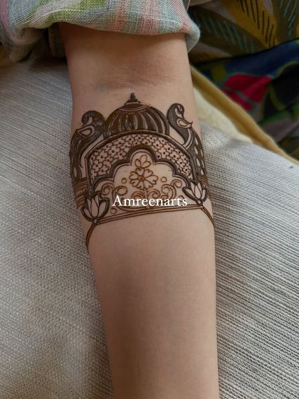 A simple and elegant arm band featuring a palace dome and peacocks, perfect as a standalone piece.