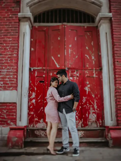Capturing the effortless romance of a couple against a striking red door in the charming lanes of South Mumbai. This highlights my ability to find beauty in urban streetscapes.