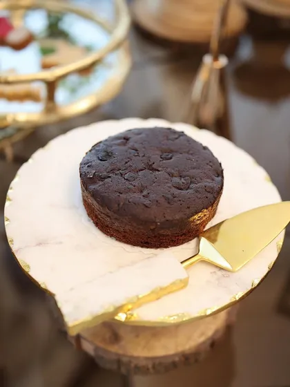 A rich chocolate cake presented on our white marble platter with a gold-leafed edge. Paired with a matching marble and gold server, it’s the perfect set for any celebration.