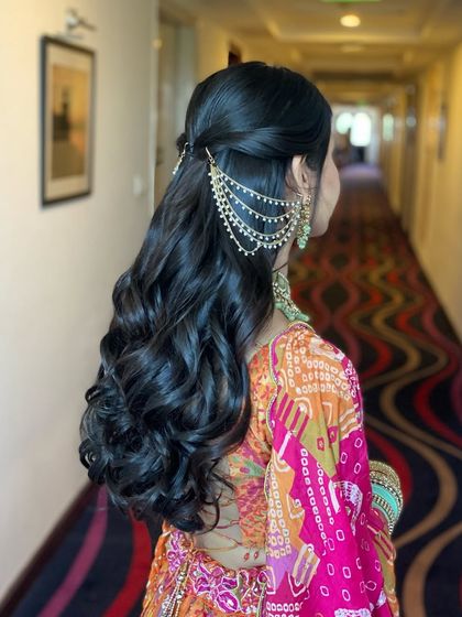 Classic open soft curls with a traditional kaan chain. This simple yet elegant style is perfect for a Mehendi or any pre-wedding function.