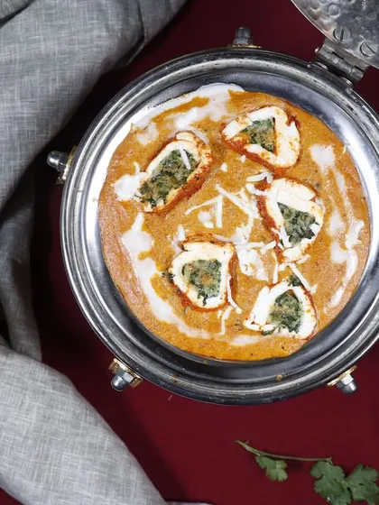 Experience royal indulgence with our Paneer Kohinoori. The dish is served in a traditional lidded pot, keeping it warm and adding to the majestic appeal.