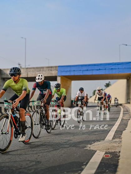 The peloton, navigating an underpass on the course.
