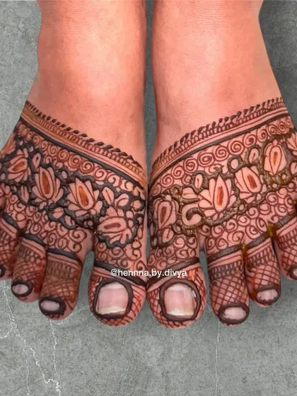 For those who prefer a minimal look, this design covers just the toes with a dense, traditional pattern. It's a simple way to adorn your feet for any occasion.