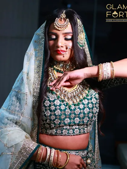 A graceful pose from the bride in her Valima attire. The light and airy dupatta is perfectly complemented by the soft yet defined makeup.