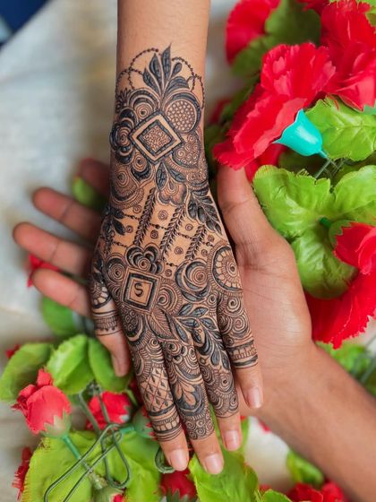 The details of this party henna are so intricate, with the initial 'S' nestled among swirls and geometric shapes.