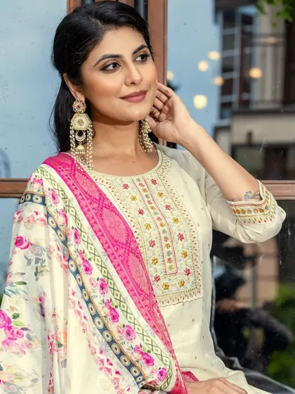 A cream viscose jacquard kurta with a vibrant printed dupatta. The mix of textures and prints makes this a really interesting and stylish outfit.