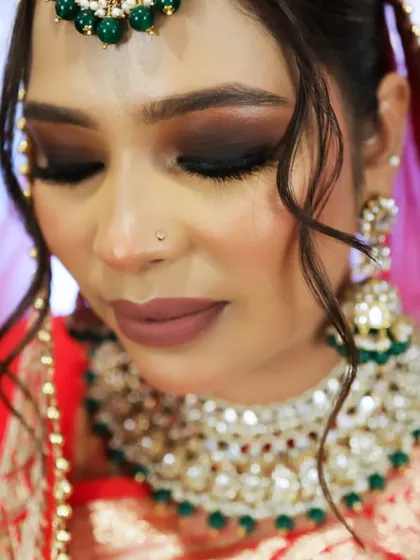 A closer look at the details of a royal bridal makeup look. You can see the precision in the winged eyeliner and the seamless blending of the eyeshadow. I always ensure the base is perfectly set to last through a long day of ceremonies, so you feel confident and beautiful from start to finish.