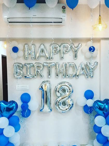 A classic blue and white decoration for an 18th birthday. This simple setup with foil letters and balloon pillars is perfect for a celebration at home.
