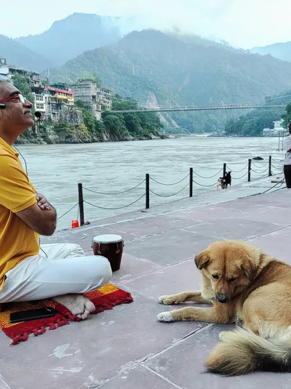 Even the local animals seem to enjoy the peaceful vibrations of our satsang. A friendly dog rests quietly as I lead a session by the Ganges.
