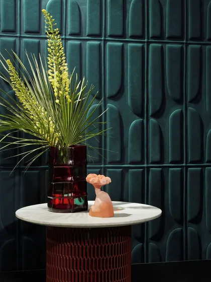 Dive into a realm where design knows no limits. This 3D wallcovering in deep teal, with its soft suede texture and exceptional acoustic qualities, narrates a tale of sophistication and forward-looking vision.