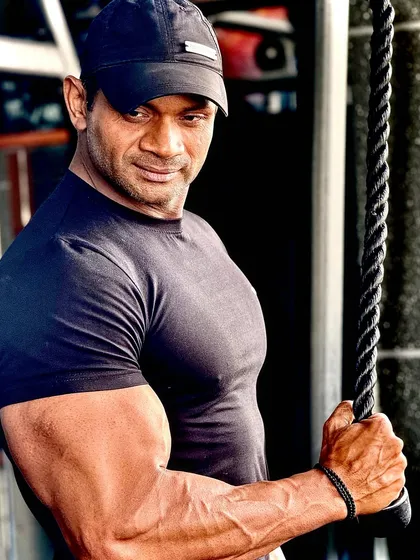 Tricep pushdown pose. Veins aur definition mehnat se aati hai.
