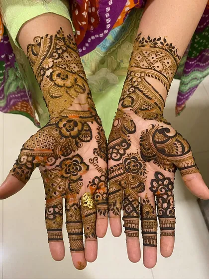 A very full and intricate floral design, perfect for a bride. The patterns are dense and cover the entire palm and fingers.