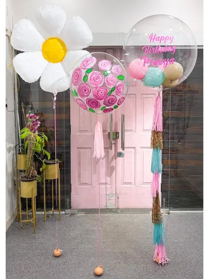 This shot highlights the stars of the show: the hand-painted rose balloon and the giant daisy. These artistic pieces are my personal favorites to create and are perfect for adding a unique, handcrafted touch to any event.