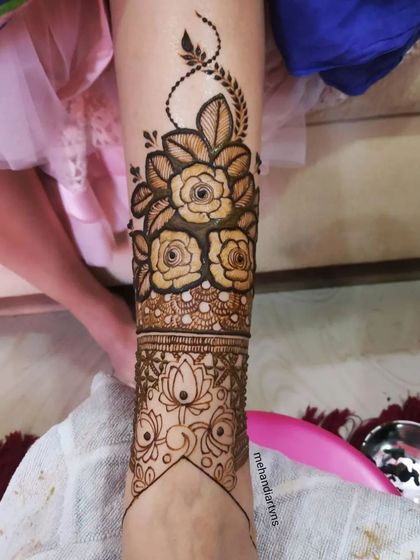 Another view of the combined floral and traditional leg mehandi, showing the beautiful contrast in styles.