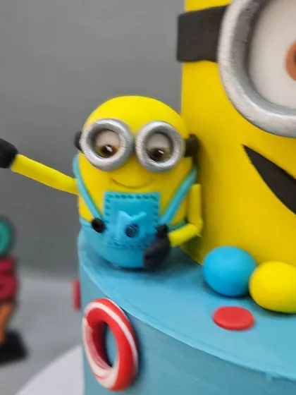 Another cute Minion peeking out from the side of a cake. I love giving each character its own personality.