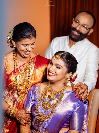 A heartwarming portrait of the bride with her parents, a priceless memory.