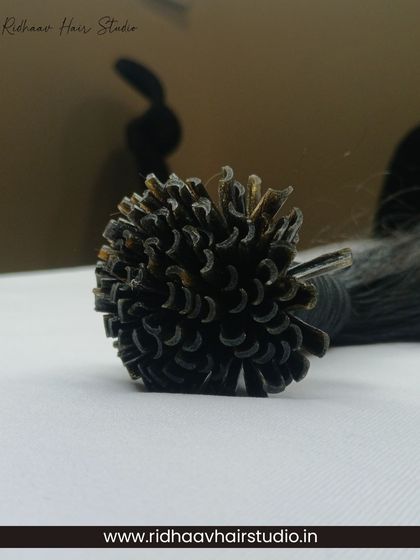 Another detailed shot of the U-shaped keratin bonds on our wavy extensions, designed for a seamless and durable fusion with your natural hair.