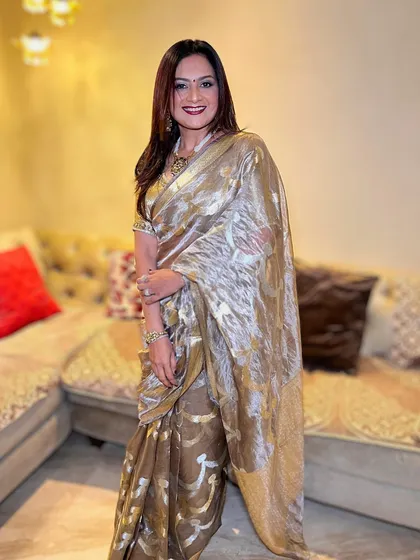 A full-length view of this stunning and sassy look. The makeup is glamorous and perfectly complements the shimmering saree.