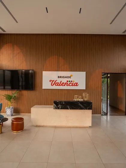 For the Brigade Valencia marketing office, we moved away from the typical cold workspace. The design is built around a series of courtyards and walkways defined by contemporary arches, creating a bright, airy, and inspiring environment.