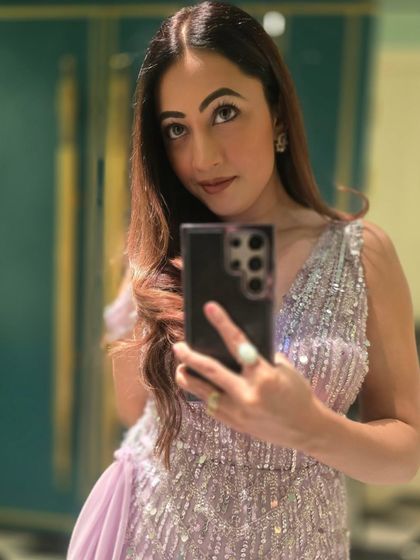 A quick selfie after a show. This lavender sequined gown was comfortable enough to host in for hours but glamorous enough to shine on stage.