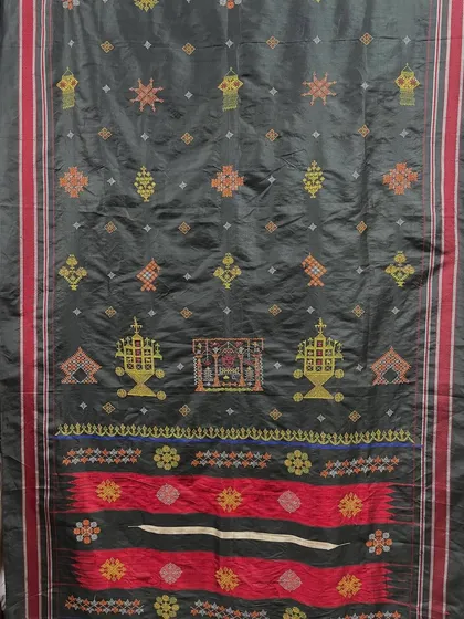 This black Ilkal saree is adorned with traditional Kasuti motifs, including temple gopuras and palanquins. This is a classic example of how Kasuti is used to decorate heritage sarees.
