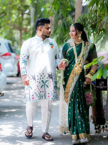 A lovely couple portrait from a baby shower. The mom-to-be is wearing a classic long necklace and hand jewellery made from fresh Tagar buds.