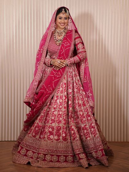 A complete bridal look featuring a heavy, gold-plated Kundan necklace, haath phool, and maang tikka, all available for rent.
