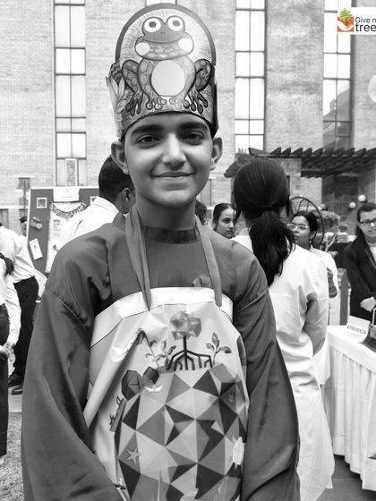 A student in a creative, nature-themed costume for the Green Carnival. Such events encourage children to think about environmental issues in an artistic and personal way.
